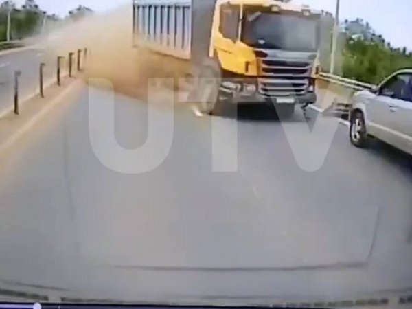 Видео: большегруз на большой скорости сносит Hyundai
