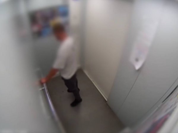 Видео: мужчина сходил по маленькому в лифте многоквартирного дома в Оренбурге