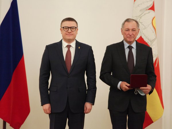 Константин Струков (справа) получает орден «За заслуги перед Отечеством II степени» из рук губернатора Челябинской области Алексея Текслера. Фото — Заксоб Челябинской области