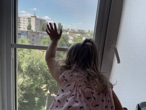 В Оренбурге 3-летняя девочка выпала из окна 5 этажа