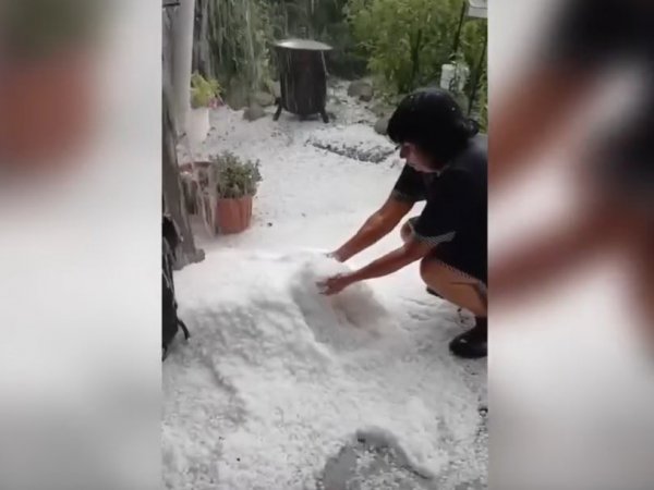 Сибирский город Омск засыпан льдом. Кадр видео, опубликованного на сайте «Российской газеты»