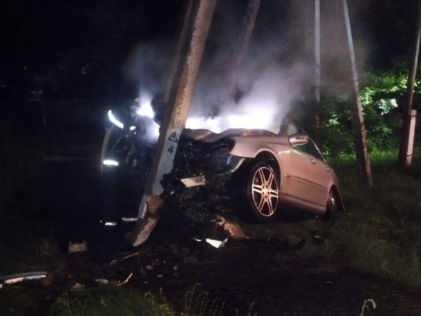 Въехал в электроопору и загорелся: в аварии в Оренбуржье погиб 1 человек