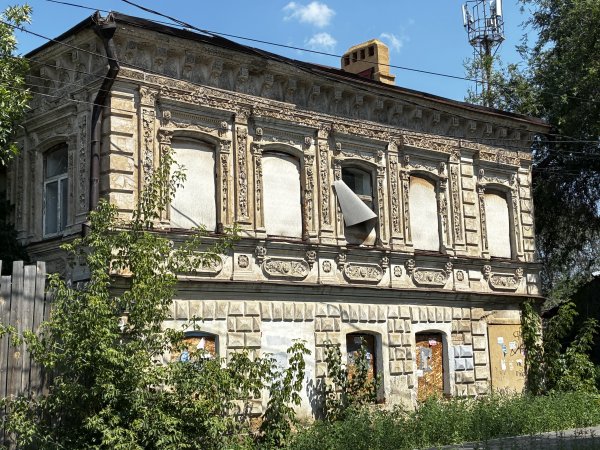 Особняк 1880 года постройки в центре Оренбурга признан объектом культурного наследия — когда он рухнет? Фото 1743.ru