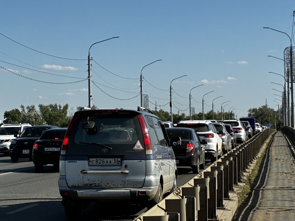На автомобильном мосту через Урал образовалась огромная пробка