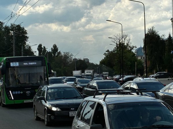 На мосту через Урал в Оренбурге снова возникла огромная пробка
