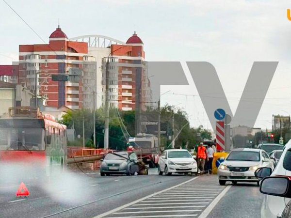 Видео: в Оренбурге на ул. Терешковой на машины упал столб