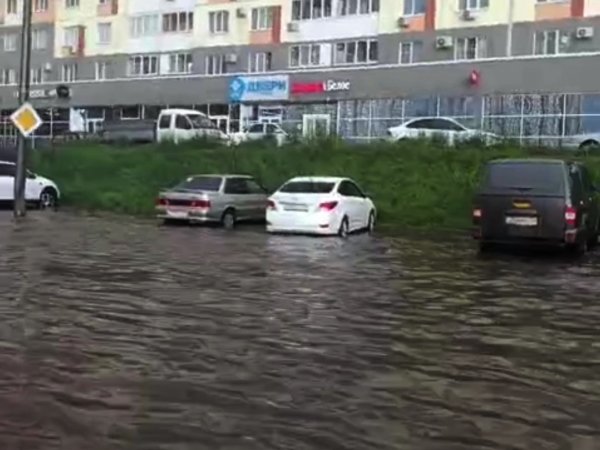 «Сфоткай, как будто мы на яхте в море»: улицы Оренбурга затапливает после каждого дождя