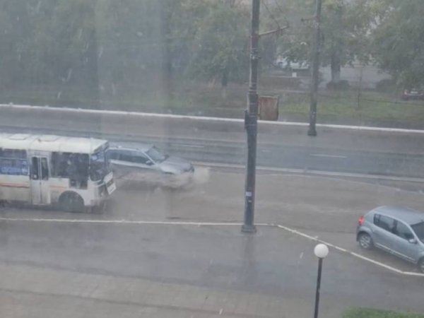 Ливень в Оренбурге прошёл, а вода по проспекту Победы — нет: город снова затопило