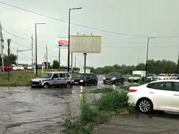 Как будто снова паводок: на улице Чичерина после дождя тонут машины