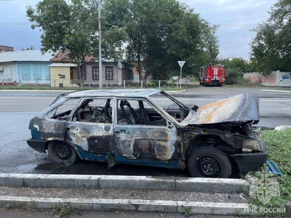В Оренбурге на ул. Цвиллинга сгорело авто