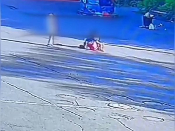 Видео: мужчина напал на 70-летнюю пенсионерку в парке Оренбурга и сорвал с неё золотую цепочку