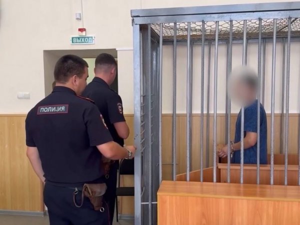 В Оренбуржье двое мужчин залезли в дом, напали на женщину и ребенка и требовали у них денег