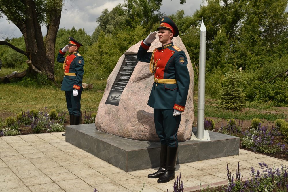Церемония открытия памятника на берегу реки Плетенка