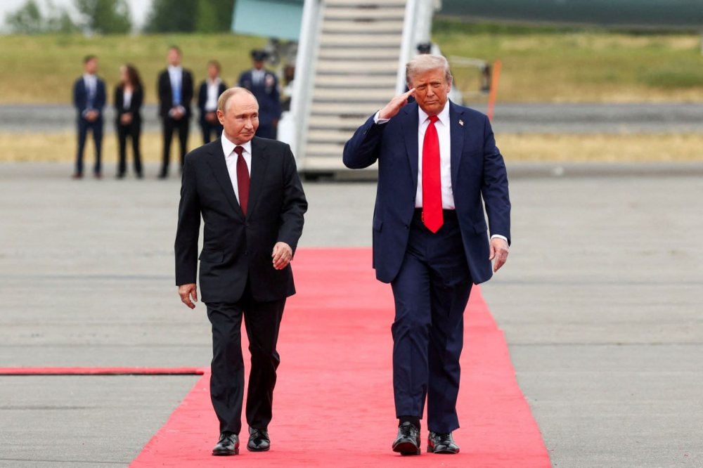 Владимир Путин и Дональд Трамп: первые фото в аэропорту Анкориджа. Фото Kevin Lamarque/Reuters