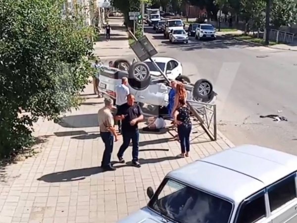 В центре Оренбурга серьёзное ДТП: автомобиль перевернулся