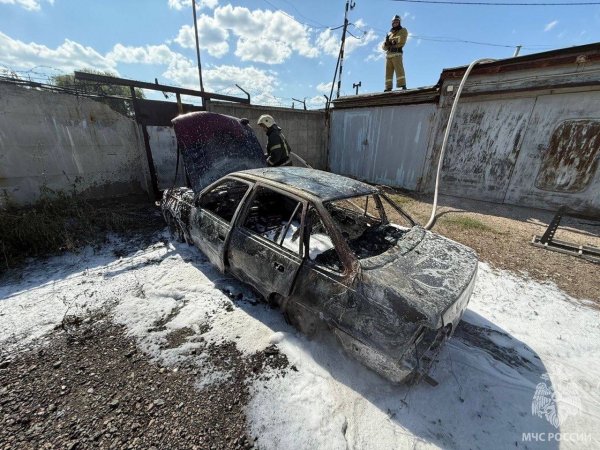 В Оренбурге сгорел автомобиль, на пожаре пострадал молодой парень