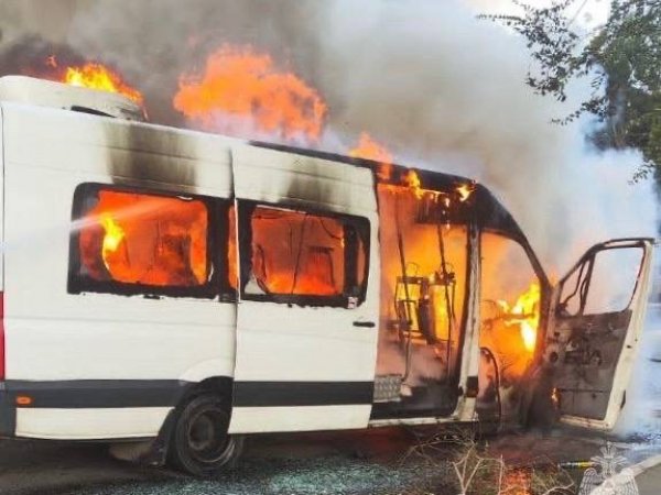В Оренбурге маршрутка вспыхнула прямо во время движения