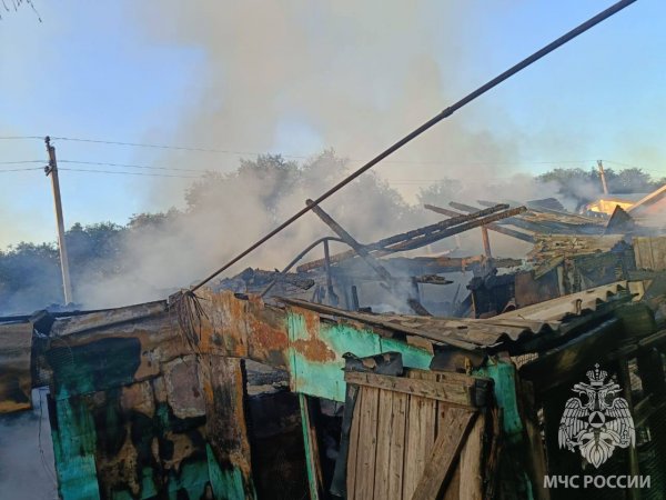 Большой пожар в Оренбургском районе: загорелись хозпостройки