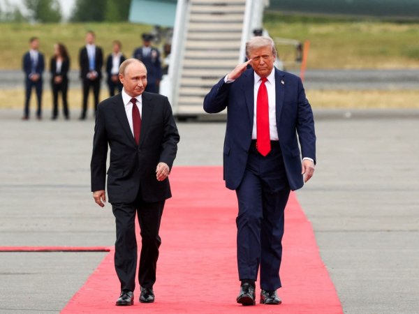 Владимир Путин и Дональд Трамп: первые фото в аэропорту Анкориджа. Фото Kevin Lamarque/Reuters