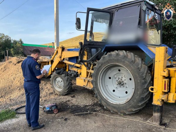 Следователи начали проверку после падения колеса трактора на 2-летнего малыша