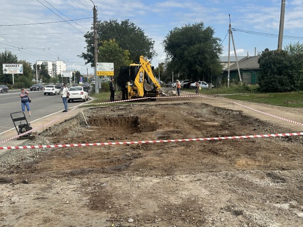 На остановках работает строительная техника. Фото 1743.ru