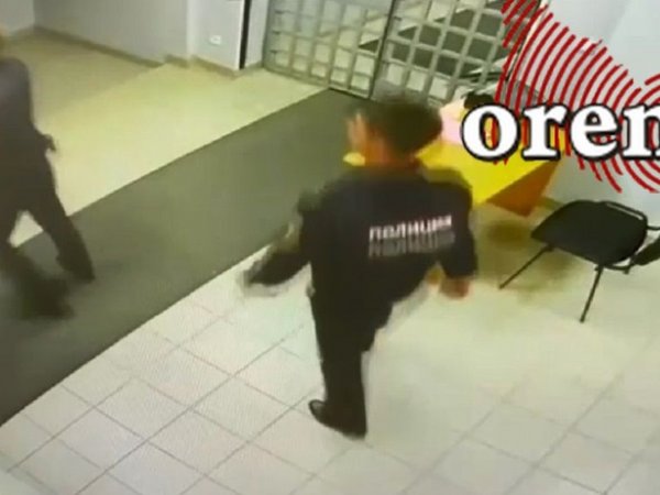 Видео: орский «Халк» ворвался в отдел полиции и стал бить сотрудников