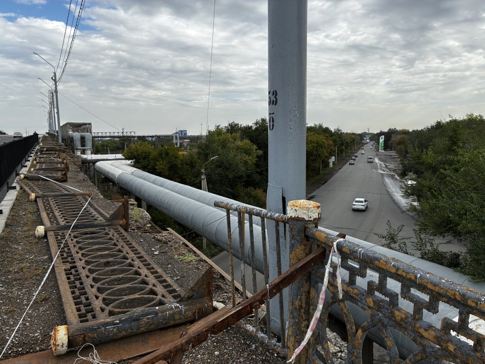 Теперь тротуар на мосту над улицей Шоссейной выглядит так. Фото 1743.ru