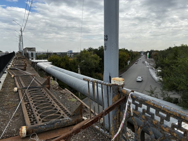 Теперь тротуар на мосту над улицей Шоссейной выглядит так. Фото 1743.ru