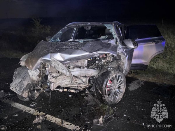 Сгоревшие автомобили после столкновения возле Орска