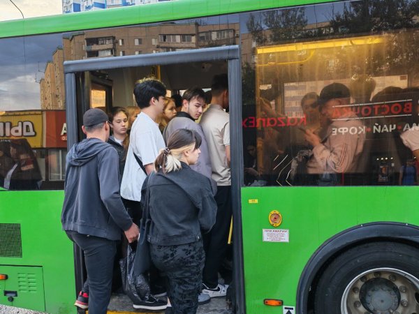 Пассажиры берут автобусы на абордаж: обычное утро в Оренбурге