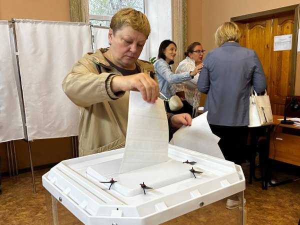 На избирательные участки Оренбургской области приходят первые избиратели