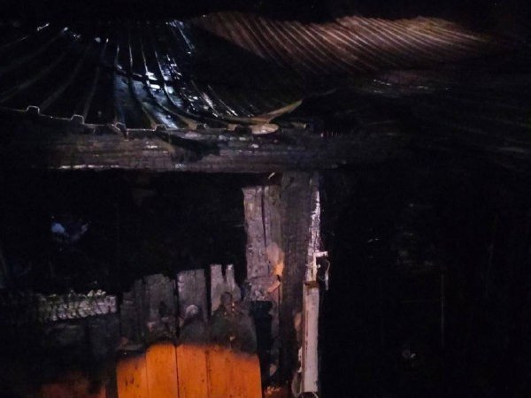 В центре Оренбурга загорелись хозпостройка и жилой дом