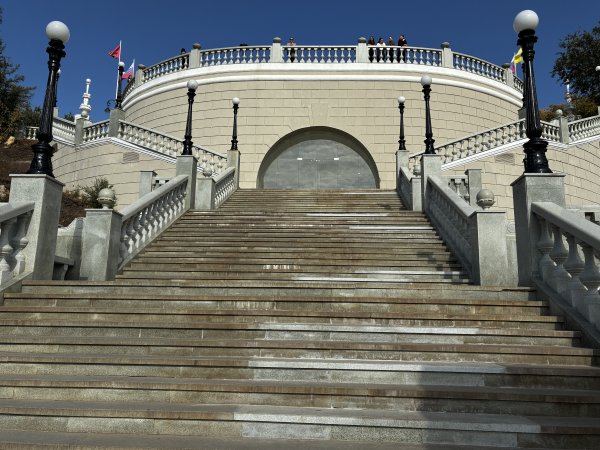 Гранитные ступени спуска к Уралу, разбитые вандалами, восстановили