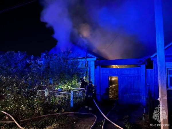 Два дома и хозпостройка загорелись в Оренбурге