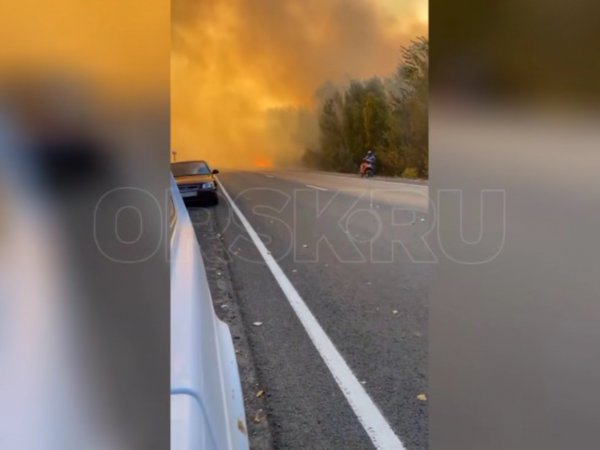 Сильнейший пожар бушует в районе Новоорска