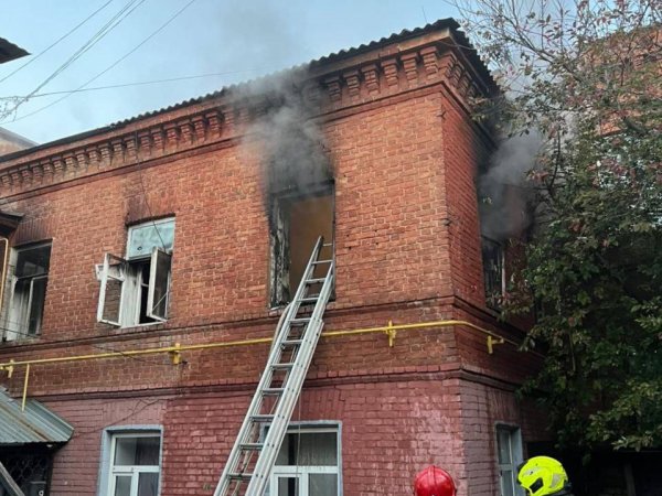 В центре Оренбурга загорелся исторический особняк