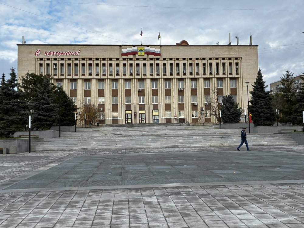 Площадь перед зданием администрации Южного округа Оренбурга после ремонта. Фото 1743.ru