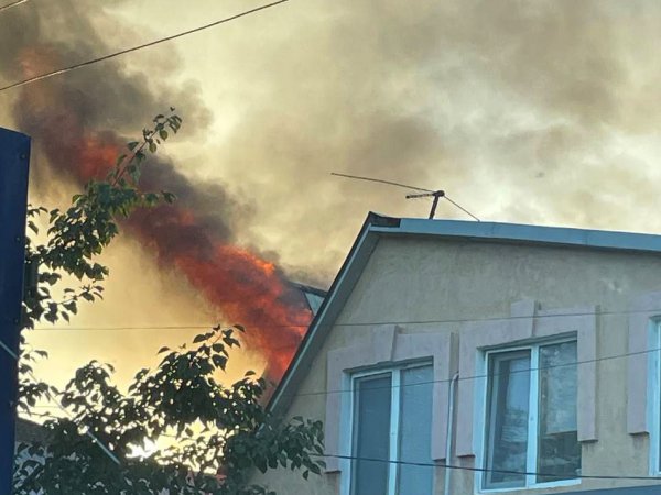 В Оренбурге на Совхозной бушует сильный пожар