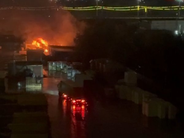 В Оренбурге ночью бушевал сильный пожар: видео