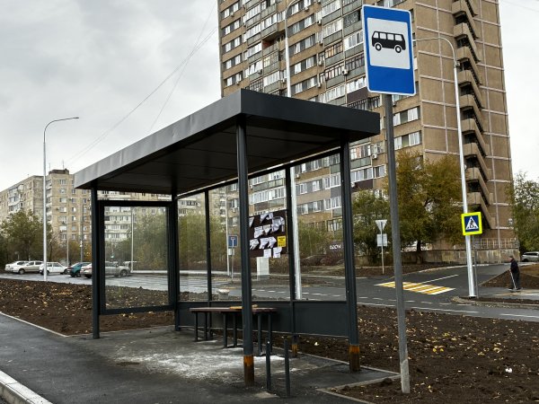 Наклоненная остановка на улице Степана Разина в Оренбурге. Фото 1743.ru