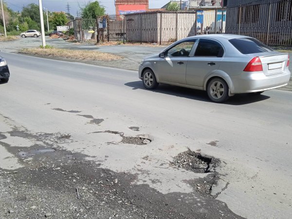 Что делать, если повредили автомобиль из-за ямы?