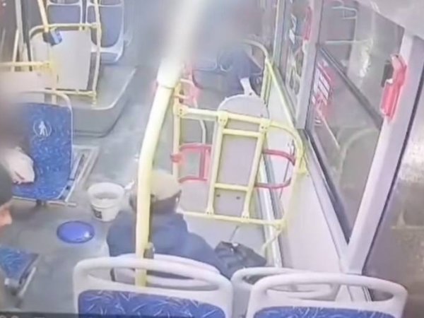 Видео: пассажир украл сумку у водителя автобуса в Оренбурге