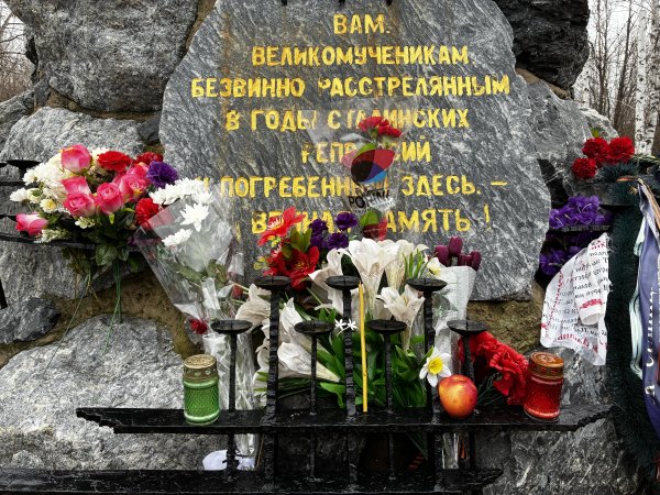 Мемориал в честь жертв сталинских репрессий в Зауральной роще Оренбурга. Фото 1743.ru
