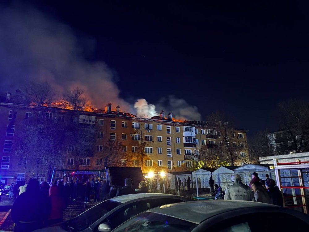 Фото: жилой пятиэтажный дом в Оренбурге загорелся; фото: 1743.ru Фото: жилой пятиэтажный дом в Оренбурге загорелся; фото: 1743.ru