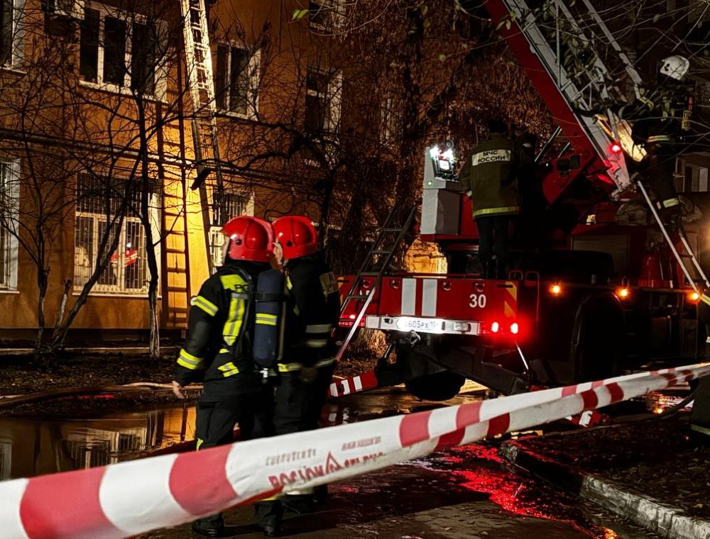 Пожарные тушат загоревшийся дом в Оренбурге. Фото 1743.ru Пожарные тушат загоревшийся дом в Оренбурге. Фото 1743.ru