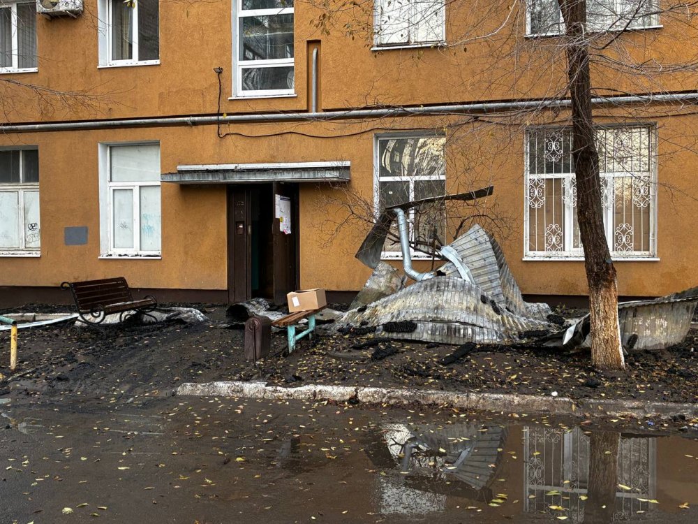 Жители многоквартирного дома по пер. Больничному ждут, когда им разрешат заходить в квартиры; фото: 1743.RU