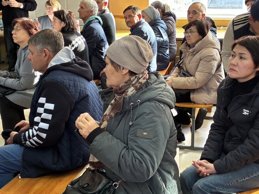 Встреча чиновников мэрии Оренбурга и пострадавших от пожара 13 ноября 2025 года. Фото 1743.ru