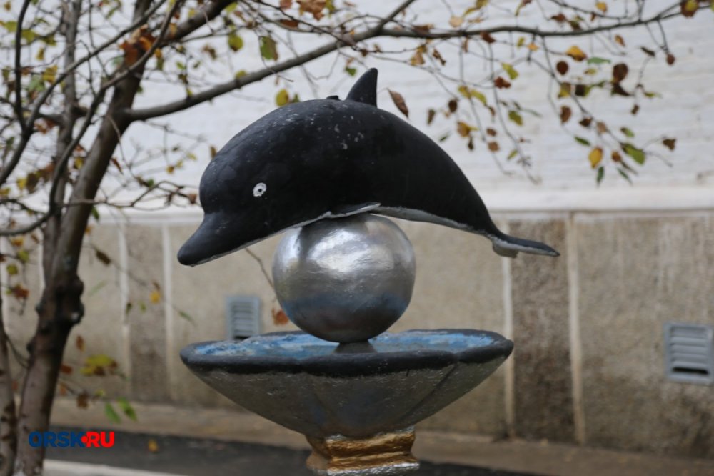 Историческая скульптура, благодаря которой «Черный дельфин» получил свое название