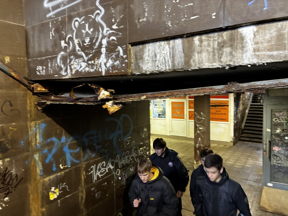 Подземный переход около ОГУ представляет опасность. Фото 1743.ru