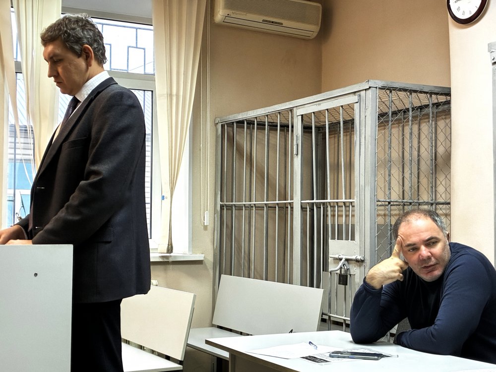 Александр Самбурский (справа) слушает показания против себя, которые дает Константин Золотарев. Фото 1743.ru